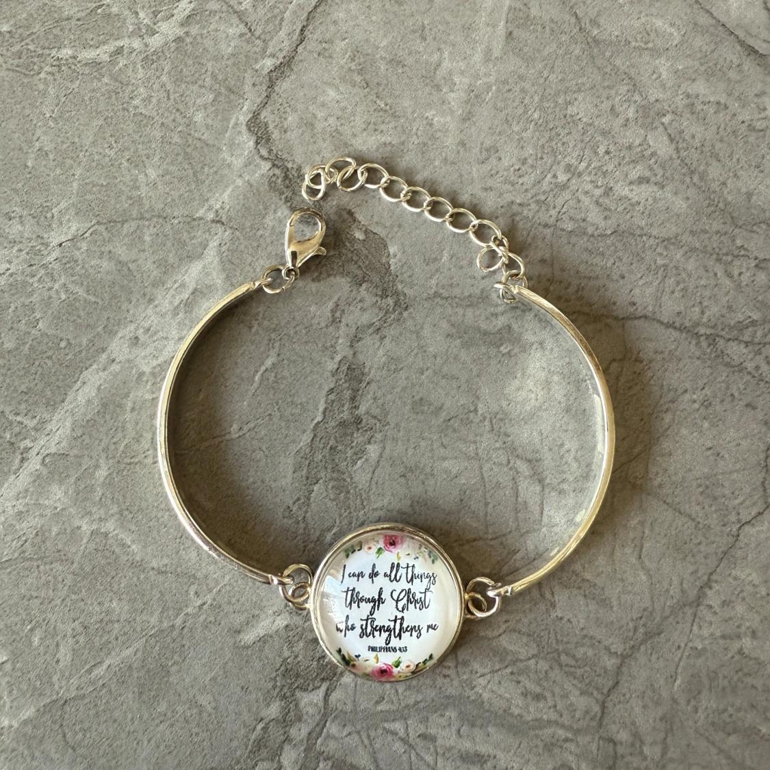 Silverfärgat armband med text