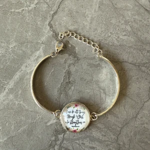 Silverfärgat armband med text - Elegant silverfärgat armband med en rund medaljong som har en inspirerande text. Armbandet har en justerbar kedja för perfekt passform och en stilren design som passar till många tillfällen.