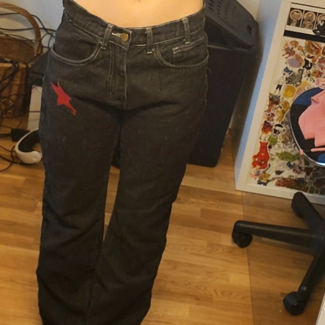 Svarta jeans med broderad design - 1