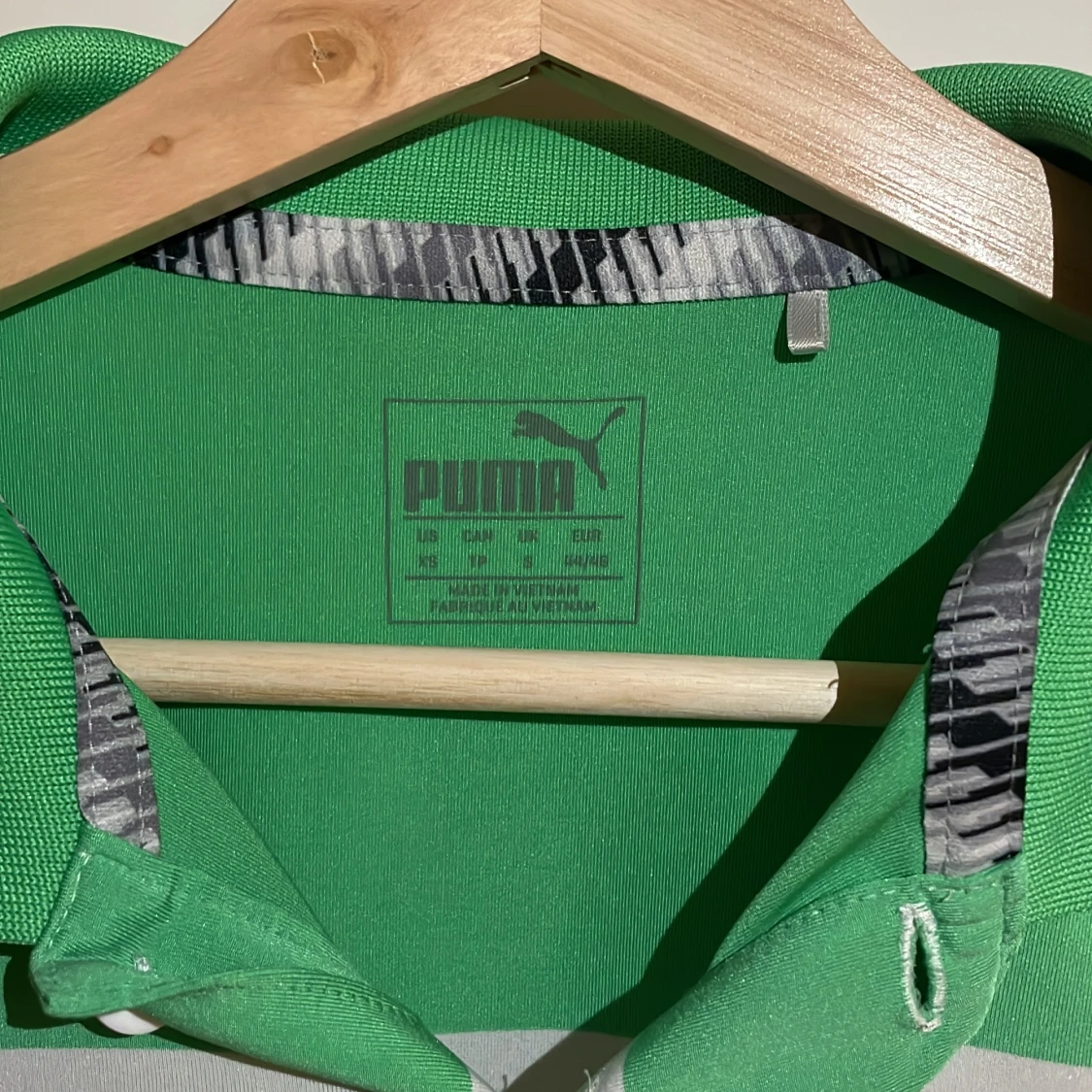 Grön och svart pikétröja från Puma - 90