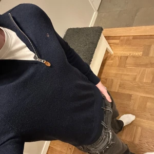 Mörkblå tröja | Morris | som ny! - En stilren tröja som passar till det mesta. Skick 9/10 pga begagnat. Nypris 1799 kr. Färgen är mörkblå. Säljer pga att den var för liten på mig Stl M men sitter som S, det är bara att fråga om fler bilder. 