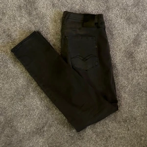 Replay Anbass - Säljer Replay ”Anbass” | Storlek: W31 L32 | Färg: Mörkgrå. Skriv vid fundering eller fler bilder! Priset alltid diskuterbart!