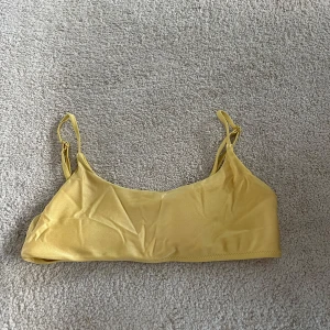Gul bikiniöverdel - Säljer en snygg bikini överdel från Gina Tricot i storlek small, endast testad.