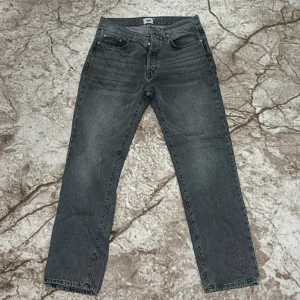 gråa Lager 157 jeans - lager 157 jeans, har använd jeansen bara 2 gånger, de är i perfekt skick. storleken på jeansen är medium och de står längd och bredd på en av bilderna, de finns inga fläckar på de, helt nya, inga defekter.