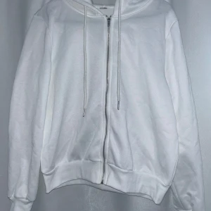 Hoodie - Oanvänd vit Hoodie, ingen aning om var den är ifrån 💕  Lite liten för mig som brukar ha M