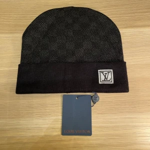 Louis Mössa Svart - Vuitton Mösa i svart helt ny med tagg kvar. Perfekt nu inför vintern. Pris kan diskuteras