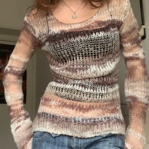 Hålstickad tröja  - Sååå fin lite tie-dye hålstickad tröja från Gina tricot🕺Så najs längd och passform och långa ärmar :))