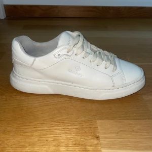 Vita Gant Skor - Gant skor i Storlek 40. Synligt använda.  Org pris 2200kr