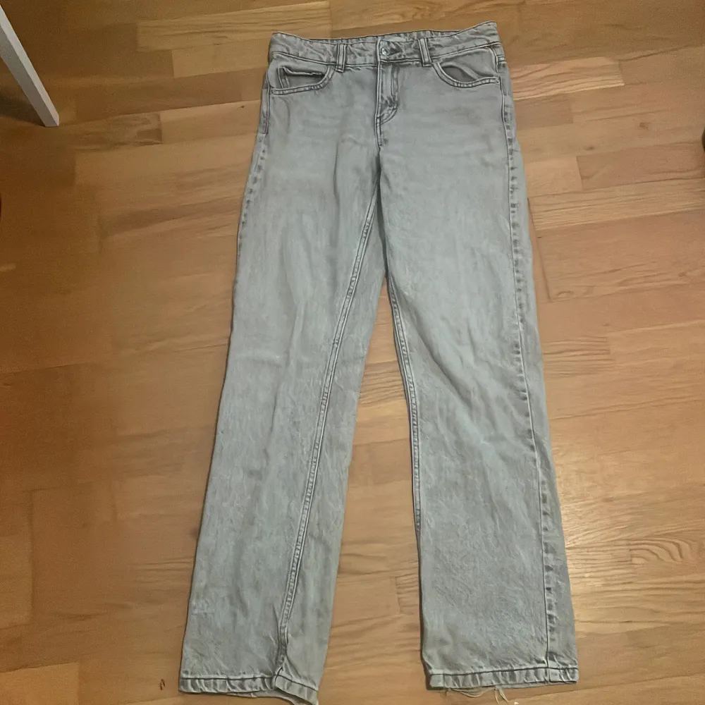 Mango jeans storlek 164 skit feta nu inför vinter. Använda men man ser knappt bara lite vid fötterna pris ej hugget i sten köpte för 500kr säljer för 149kr. Jeans & Byxor.