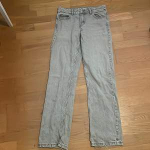 Mango jeans storlek 164 skit feta nu inför vinter. Använda men man ser knappt bara lite vid fötterna pris ej hugget i sten köpte för 500kr säljer för 149kr