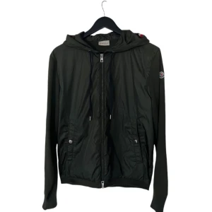 Grön vindjacka från Moncler - Säljer en snygg grön moncler cardigan som påminner väldigt mycket om vindjackan grimpeurs! Den är väldigt unik och sällsynt. Hör gärna av er om ni har några frågor! 