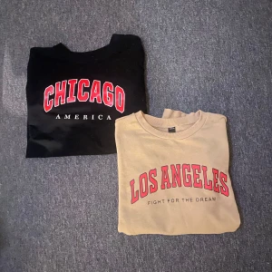 Två sweatshirts med tryck ➡️ KLÄDPAKET ⭐️ - Säljer två snygga sweatshirts med tryck. Den ena är svart med 'CHICAGO AMERICA' i rött och vitt, och den andra är beige med 'LOS ANGELES FIGHT FOR THE DREAM' i rött och svart. Perfekta för en avslappnad stil och passar bra till jeans eller joggers. Båda är i bra skick och redo för nya äventyr!
