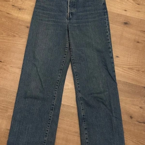 Blå jeansbyxor - Säljer ett par klassiska blå jeansbyxor i bra skick. De har en straight passform och är perfekta för vardagsbruk. Byxorna har en traditionell femficksdesign och en dragkedja framtill. Perfekta för både höst och vår!