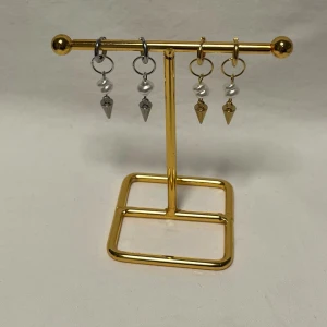 Örhängen  - Finns i guld och silver Köp för 99kr/st Eller 185kr/ paret. Modell 152 Smyckes ställningen finns även att köpa för 299kr!