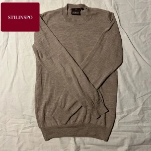 Oscar Jacobson tröja merinoull - Säljer en stilren beige tröja från Oscar Jacobson i storlek XS. Tröjan är i mycket bra skick och perfekt för både höst, vinter och vår. 100% merinoull. Passar både till vardags och lite finare tillfällen.