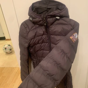 Parajumper jacka - Grå Parajumper jacka använd några gånger så är i nyskick. I storlek S😀