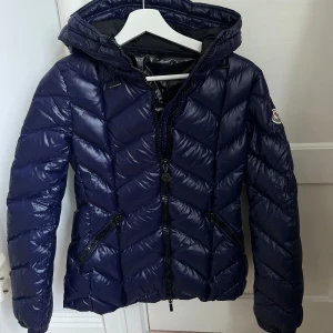 Moncler jacka - Moncler jacka i strl 2