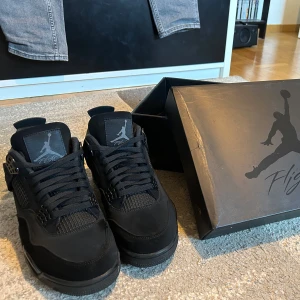 Jordan 4s ”Black Cats” - Säljer ett par svarta Nike Air Jordans i mycket bra skick (Kan gå med på prisförslag) . Skorna är perfekta för både vardag och fest. De är bekväma och ger ett coolt intryck med sin helsvarta look.