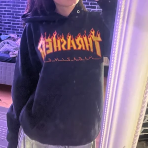 Thrasher hoodie - Ganska bra skick, sann i storleken.