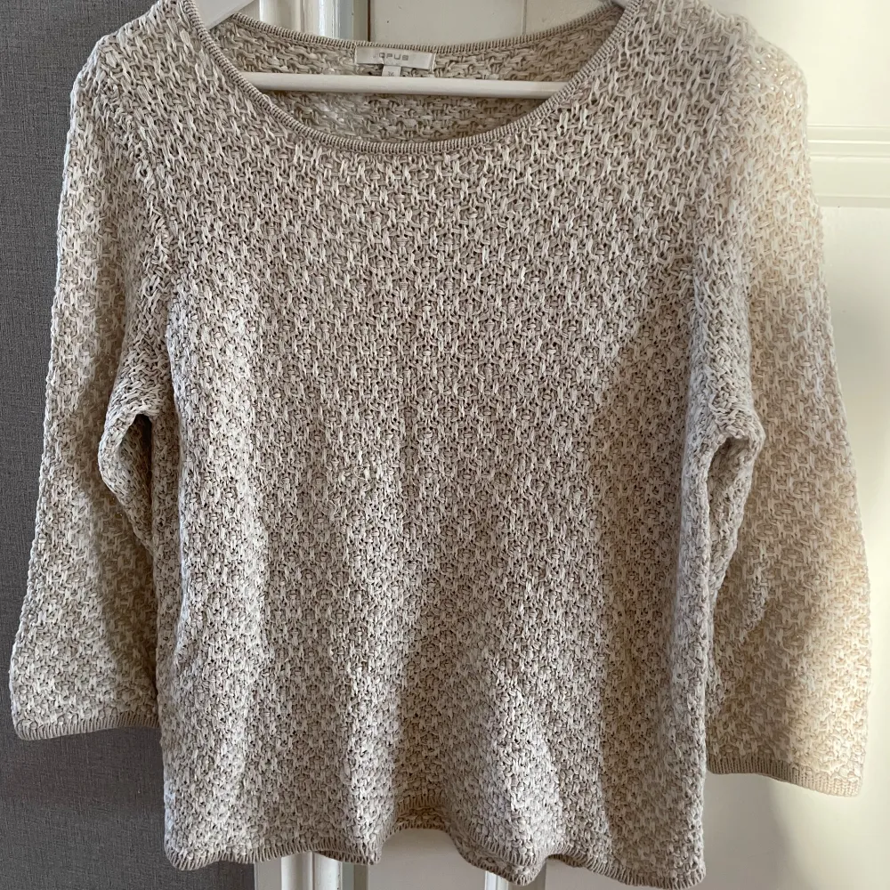 Säljer en superfin beige stickad tröja från Opus i storlek 36. Den har en härlig struktur och trekvartsärmar, perfekt för både vår och höst. Tröjan är i mycket bra skick🌟. Neuletakit & Villapaidat.
