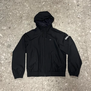 ”SÄLLSYNT” SupremeXgoretex jacka  - Säljer en asfet och väldigt rare supremeXgoretex jacka, perfekt för kallare väder|| storlek M|| skick: mycket bra, inga skador|| Priset är ej hugget i sten|| hör av dig vid frågor 🔔