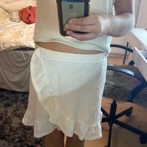 Kort kjol - Väldigt bra skick utan skador. Använd en gång.