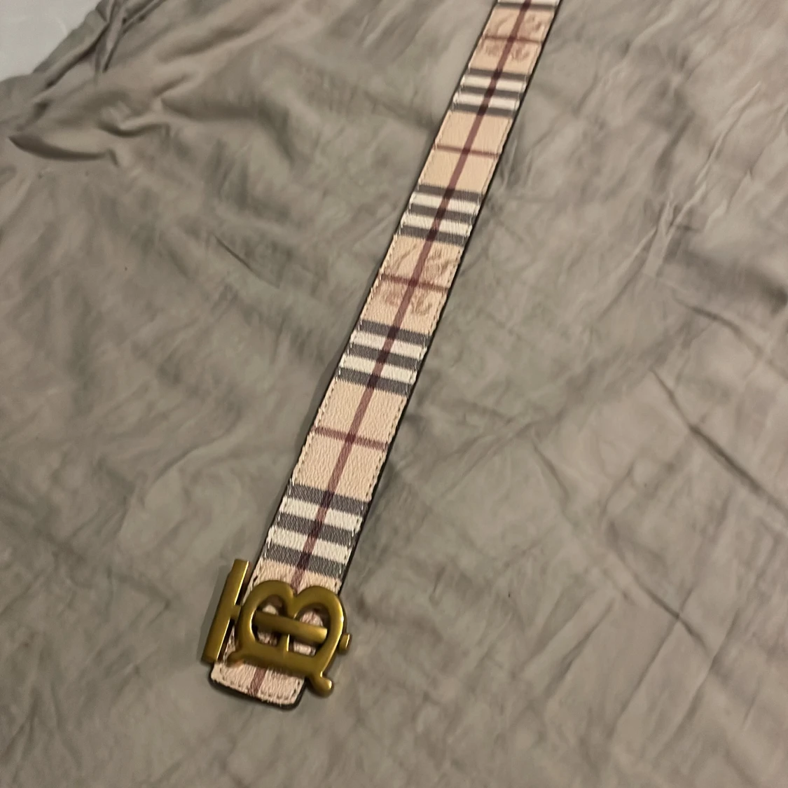 Rutig och svart bälte med guldfärgat spänne - 90