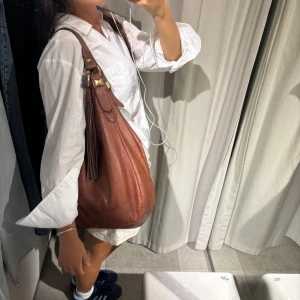 Väska - Supersnygg väska i läder. Väskan är i jättefint skick och har flera fack på insidan.