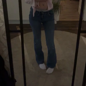 Vero moda jeans - Säljer mina fina utsvängda jeans ifrån vero moda då dom inte kommer till användning, nypris 550kr, knappt använda, inga skador. Storlek 32 men passar även 34💕