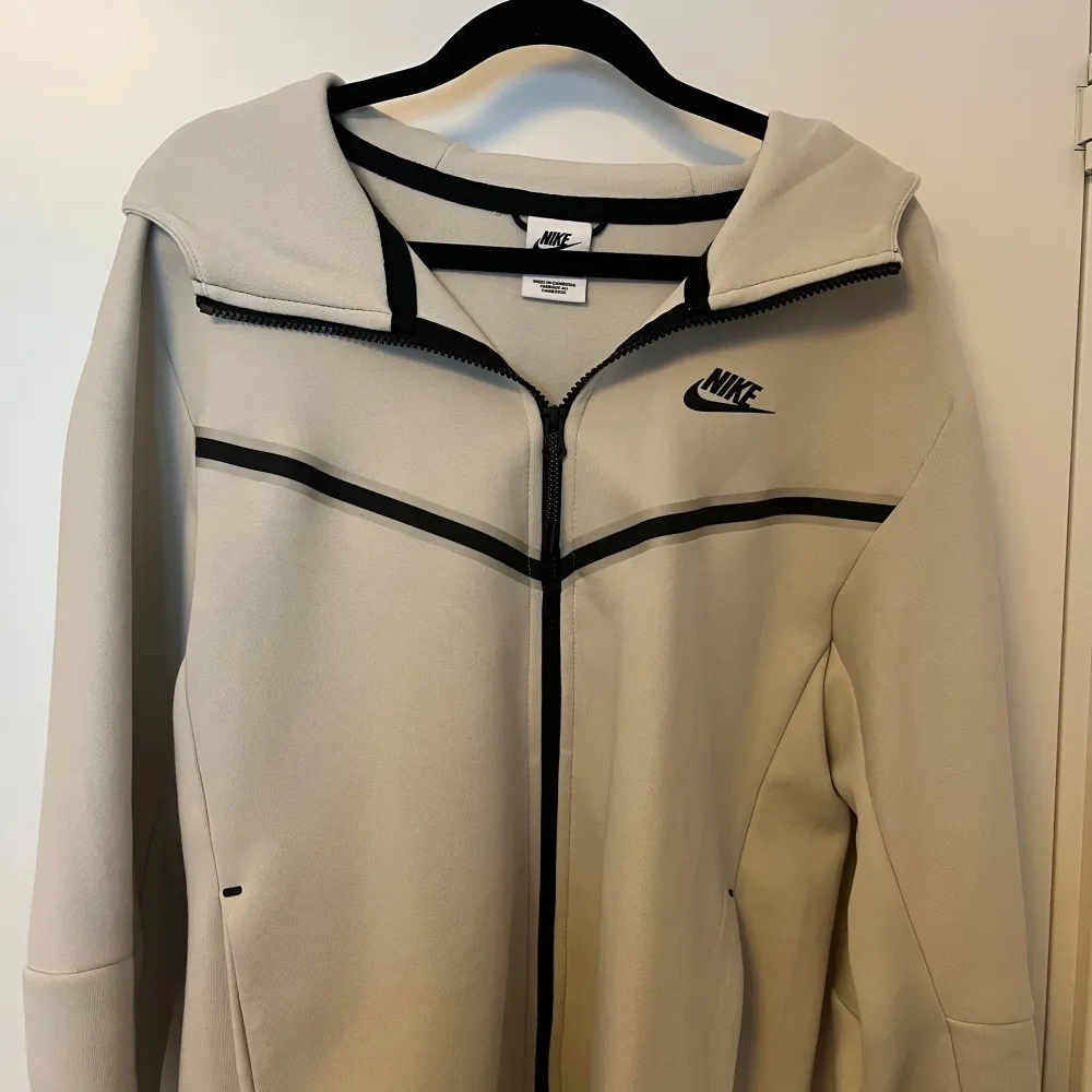 Helt ny Nike tech fleece. Skick 10/10. Nypris ca 1500:- Hör av dig vid minsta fundering 👍. Tröjor & Koftor.