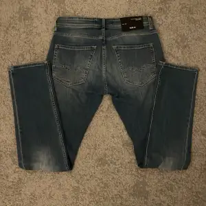 Säljer feta Replayjeans i storlek w29 L32. Modellen på bilden är 175cm.  De är vi väldigt fint skick och kostar 1349kr nya. Tveka inte att höra av er vid minsta frågor. Priset är absolut inte hugget i sten. 