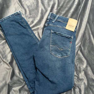Blå jeans från Replay Hyperflex - Selger en pent brukt bukse fra Replay.  Størrelse 32, selges billig for buksen er en del brukt.  Kjøpt på Volt lagunen for 2600kr.  Tilstanden er 5/5, pent brukt Selges billig!
