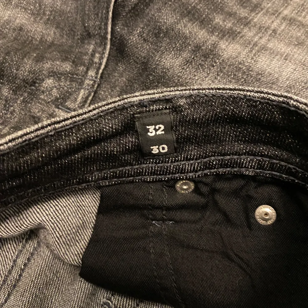 Säljer dessa Jack&Jones jeans då de sitter lite för bagy på mig för min smak || nästan aldrig använda || skick 9,5/10 || hör av dig vid frågor eller funderingar! || mvh ||. Jeans & Byxor.