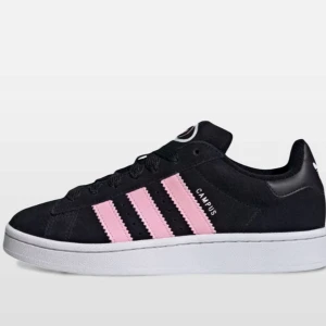 Svarta Adidas Campus med rosa detaljer  -  Adidas Campus sneakers. De är i inprincip helt nya använd de ca 4 gånger. Har en stilren design som passar till det mesta. Säljer dessa då de tyvär inte kommit till så mycket användning✨✨✨kom privat för bilder🙌🏻