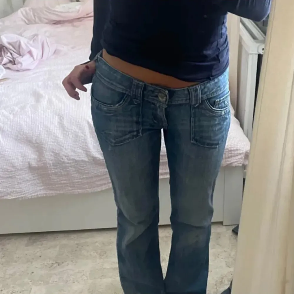 Säljer ett par snygga blå bootcut jeans i bra skick. Säljer pga att de inte passar❤️ lånade bilder . Jeans & Byxor.