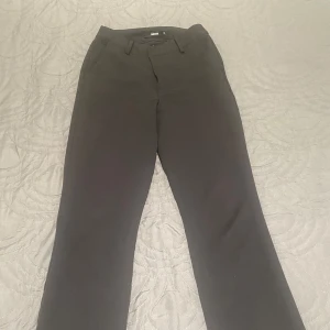 Svarta kostymbyxor från BikBok - Snygga svarta kostymbyxor från BikBok i storlek 34. De har en klassisk design med dragkedja och knapp framtill. Perfekta för både jobb och festliga tillfällen. Byxorna har en rak passform och är i mycket bra skick.