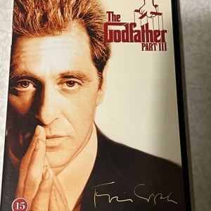 The Godfather Part III DVD - Säljer en DVD av 'The Godfather Part III', en del av The Coppola Restoration. Omslaget har en ikonisk bild och filmen är klassad som 15 år. Perfekt för filmälskare som vill ha en klassiker i sin samling. Säljs för 50