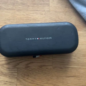 tommy hilfiger solglasögon  - Har ett par tommy hilfiger solglasögon hemma jag inte använder längre och jag vill gärna sälja de