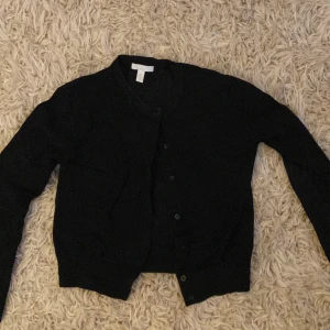Basic enkel fin svart kofta  - Svart kofta i storlek S från HM, fint skick o väldigt söt