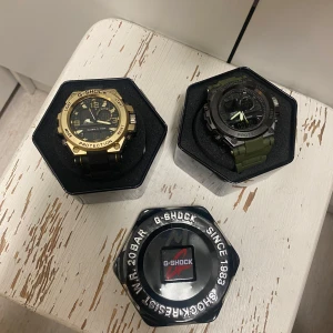 G-Shock - Säljer dessa klockor för jag inte behöver dom längre. Säljer en för 300 men köper du båda så får du de för 500, alltså 100 kr rabatt. 