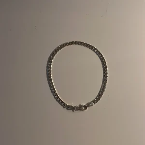Armband i silver - Ett otroligt snyggt kedje armband i äkta silver! Armbandet är 18 cm och sitter perfekt på mig som har normal stor arm. Passar otroligt snyggt till klocka eller andra armband. Tveka inte på att höra av dig vid minsta fundering! 