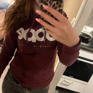 Säljer en snygg vinröd hoodie från Dope i storlek 34.💞