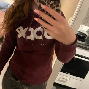 Vinröd hoodie från Dope - Säljer en snygg vinröd hoodie från Dope i storlek 34.💞