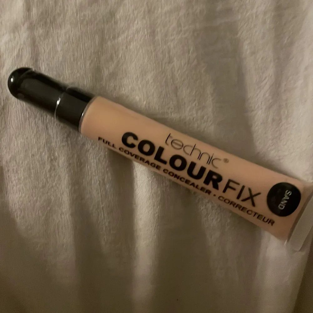 Säljer denna concealer från tecnic. Aldrig andvänt. Helt ny. Min kompis har samma och tycker den är jätte bra och täcker det man vill ha täckt . Skönhet.