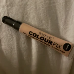 Color fix, full coverage concealer  - Säljer denna concealer från tecnic. Aldrig andvänt. Helt ny. Min kompis har samma och tycker den är jätte bra och täcker det man vill ha täckt 