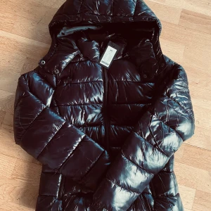 Lager 157 jacka Nikki - Helt ny pufferjacka från Lager 157 i storlek XS med lapparna kvar. Köpte fel storlek till dottern så säljer nu denna