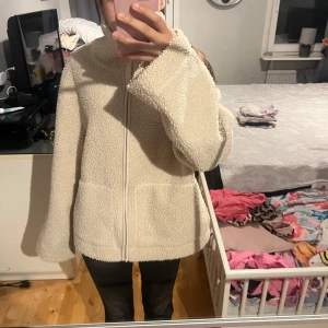 Hm Teddyjacka - Byter gärna den mot en i xs i samma färg. Intressekoll pa min Teddy jacka fran hm som är i storlek M (jag har storlek xs oär 153 cm läng och den sitter sa här pa mig)