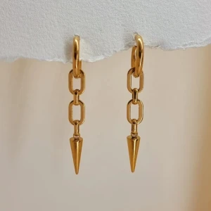 Handgjorda Guldörhängen  - Snygga guldörhängen med en cool kedjedesign och spetsig detalj längst ner. Perfekta för att ge din outfit en edgy touch. De är lätta och bekväma att bära hela dagen. Passar både till vardags och fest!Handgjorda örhängen●Följ :@ekjewelryofficial🤲 ● 💎Material- 100% rostfritt stål ●Örhängeskrokar -rostfritt stål . Nickel fri. Längd -5,5cm. Vattentåliga, ändrar inte färgen! 