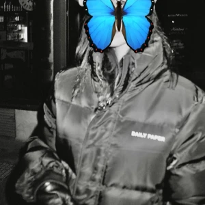 Pufferjacka Daily Paper Unisex - Pufferjacka i mycket bra skick unisex, i designer märket Daily Paper. Storlek S, jag är 168 cm lång för att se hur jackan ser ut på.  Originalpris 2700kr. Säljes för 2190kr. Pris kan dock förhandlas vid snabb köp♥️