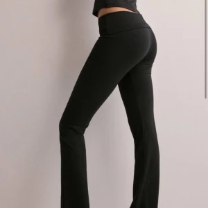 Svarta lågmidjade yoga pants - Svarta lågmidjade yoga pants, sällan använda, orginal pris 199